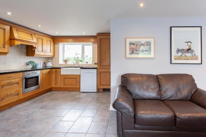 Acton  Charming Cottage 4 Bedroom מראה חיצוני תמונה
