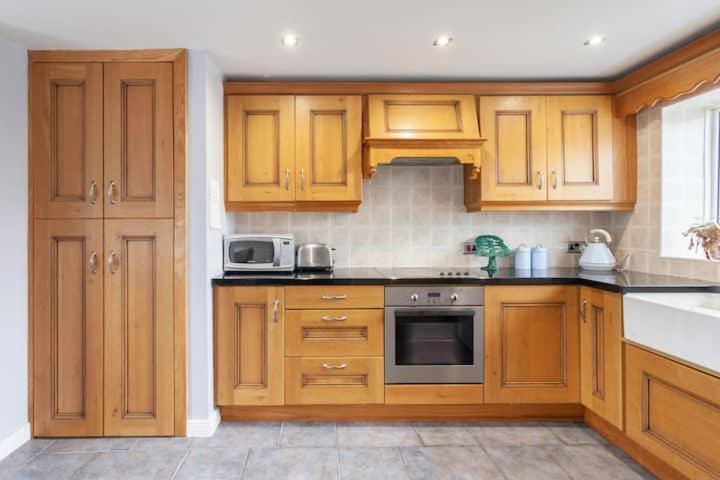 Acton  Charming Cottage 4 Bedroom מראה חיצוני תמונה