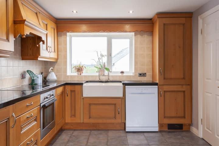 Acton  Charming Cottage 4 Bedroom מראה חיצוני תמונה